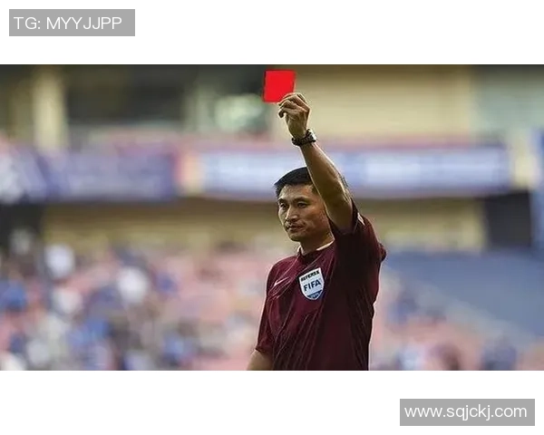 抽烟足球球星赛场内外形象反差引发球迷热议与公众深思 抽烟足球球星赛场内外形象反差引发球迷热议与公众深思