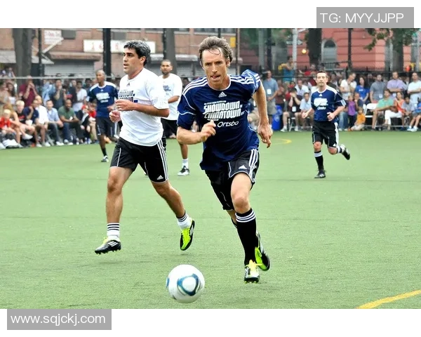 足球巨星街头摆摊卖小吃引围观路人纷纷拍照热议场面火爆